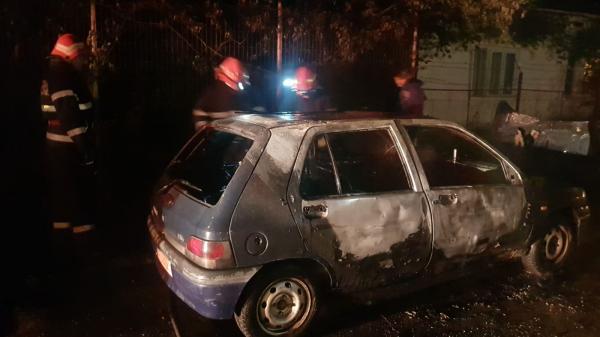 Mașini incendiate în Botoşani, piroman căutat de poliție (Video)