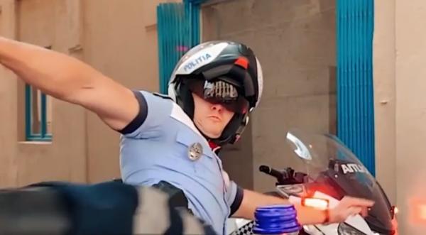 #Bottlecapchallenge. Pompierii şi poliţiştii răspund provocării dopului de sticlă (Video)