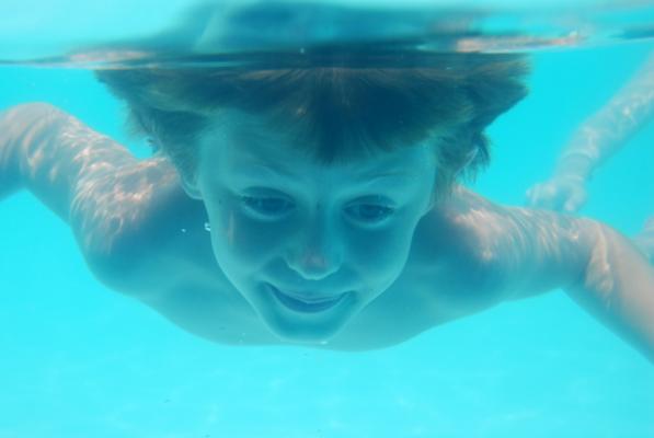 La ce vârstă e bine să învățăm copii să înoate. Sfaturi de la specialişti