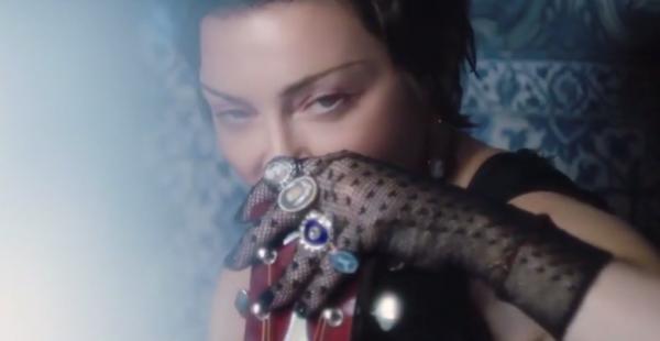 După ce a lansat un album, Madonna a filmat şi un documentar pentru fanii ei