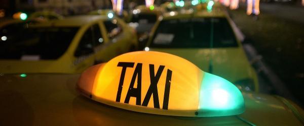 Poliţia îl caută pe taximetristul filmat când îşi bate joc şi înjură clienţii