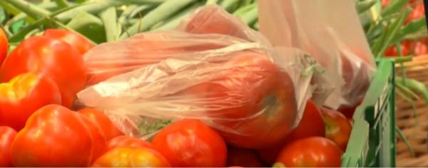 O nouă lege ne obligă să plătim toate pungile de plastic