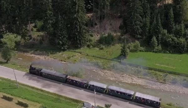 Plimbările cu mocănița atrag ca un magnet turiștii