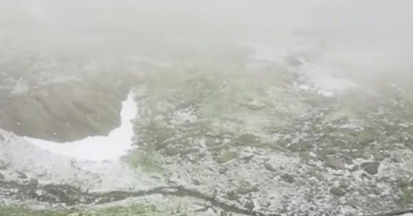 Pe crestele munţilor ninge ca în prag de iarnă