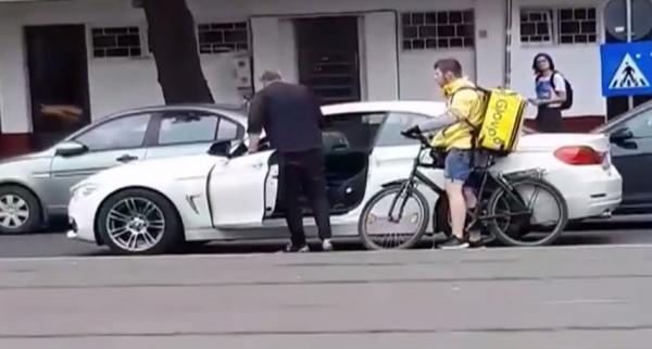 Biciclist bătut în trafic de șoferul unei mașini de lux, în București