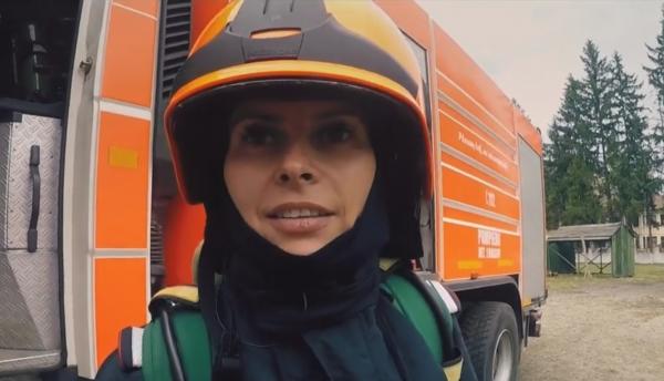 Laura, femeia-pompier care înfruntă pericolul misiunii cot la cot cu colegii bărbați