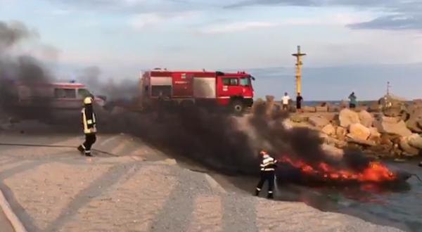 Incendiu în Eforie Nord. O șalupă a luat foc la intrarea într-un port (Video)