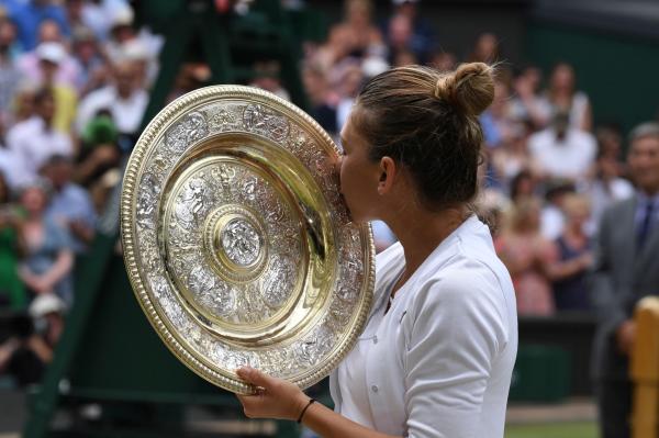 Simona Halep aduce luni în România trofeul pe care l-a câștigat la Wimbledon