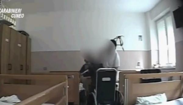 Două infirmiere românce din Italia, filmate în timp ce lovesc bătrâni într-un azil