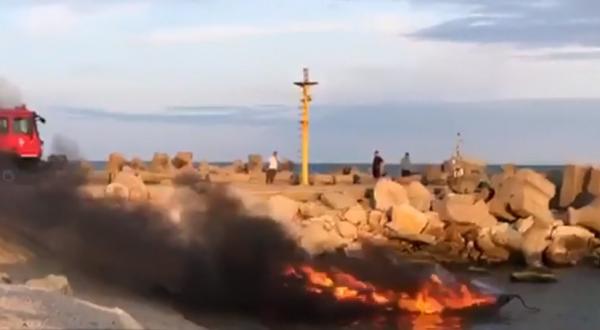 O șalupă a ars ca o torță, în Eforie Nord. Proprietarul a sărit în apă, pentru a se salva