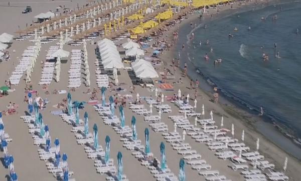 Mamaia, staţiunea contrastelor: de la hamsii și bere, la fructe de mare și șampanie