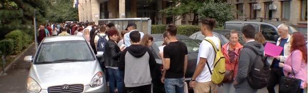 Mii de tineri, ore întregi la cozi interminabile pentru a se înscrie la facultăţi