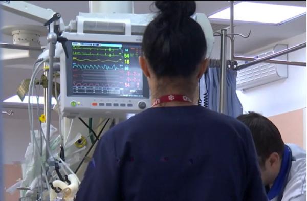 Angajatul unui spital din Bucureşti, concediat după ce a fost prins cu mită de un pacient fals