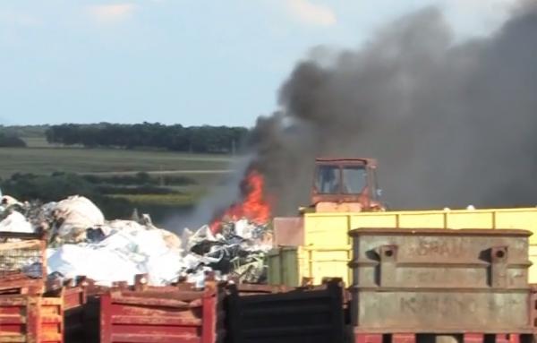 Un incendiu violent a mistuit un depozit de deşeuri reciclabile din Bihor