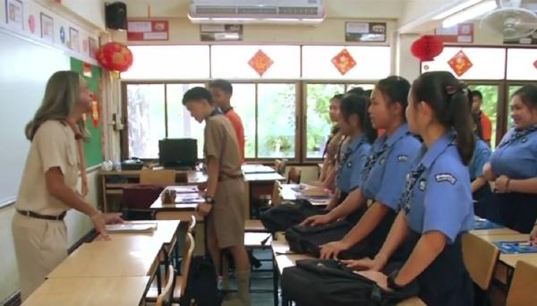 Un profesor din Thailanda se machiază cât mai ridicol pentru a-i face mai atenți pe elevi