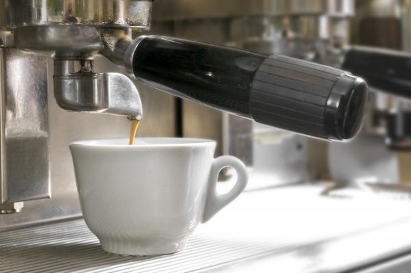 O cană cu cafea înseamnă porția zilnică de energie. Diferenţa dintre un băutor şi un pasionat