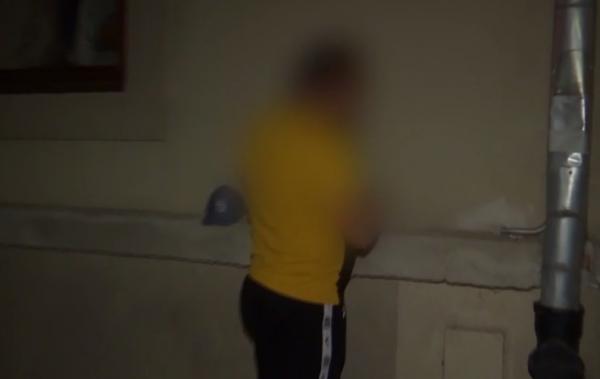 Doi bărbaţi au fost prinşi în flagrant de poliţişti, încercând să vândă un pistol