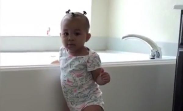 Dialogul unui tată cu fiica lui de un an face deliciul internauţilor (Video)