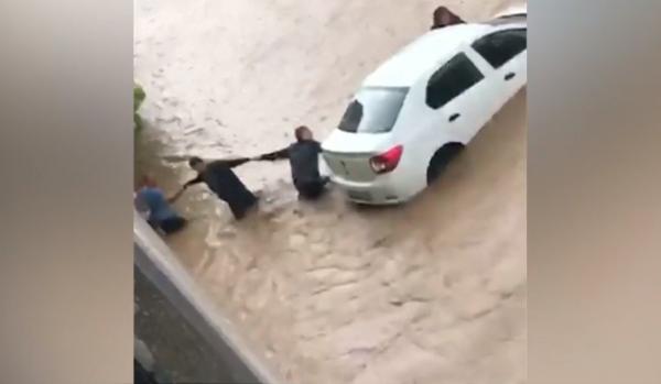 Inundaţii de proporţii în nord-estul Turciei. Un om a murit şi alţi şase sunt daţi dispăruţi