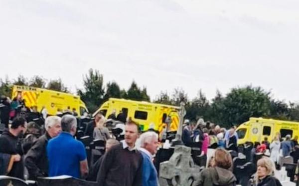 O mașină a spulberat intenționat un grup de oameni, într-un cimitir din Irlanda (Video)