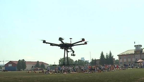 Zeci de drone s-au ridicat deasupra Aerodromului, la festivalul din Târgu Mureş