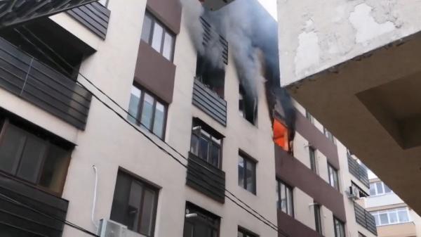 Incendiu puternic în Bucureşti, într-un bloc din sectorul 3. Focul s-a extins (Video)