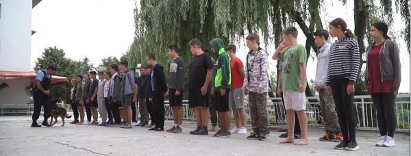 Elevii dintr-o tabără din Botoşani s-au trezit cu jandarmi care îi pun să facă exerciţii de la prima oră
