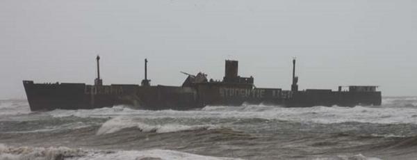 Epava, cel mai cunoscut simbol din Costineşti, este pe cale de dispariţie