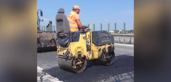 O nouă bucată din Autostrada Soarelui a cedat, muncitorii turnând temporar asfalt