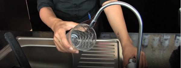 Apă gratis în restaurantele şi cafenelele din România, pentru a reduce numărul de sticle de plastic