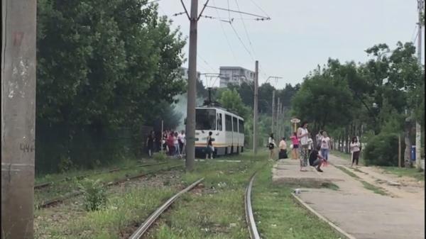 Tramvai plin de fum blocat în București. Călătorii au fost evacuați