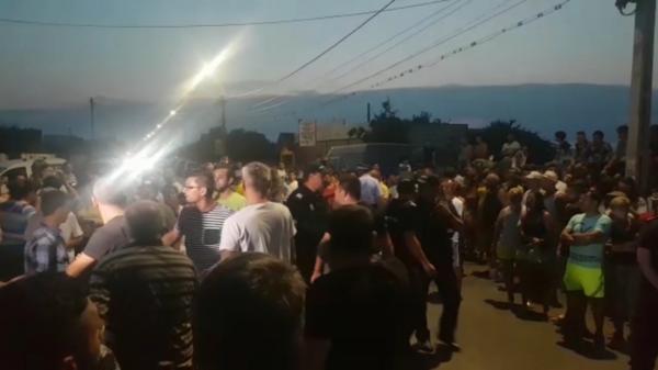 Revoltă la casa criminalului din Caracal. Zeci de oameni furioși scandează: ”Rușine să vă fie”