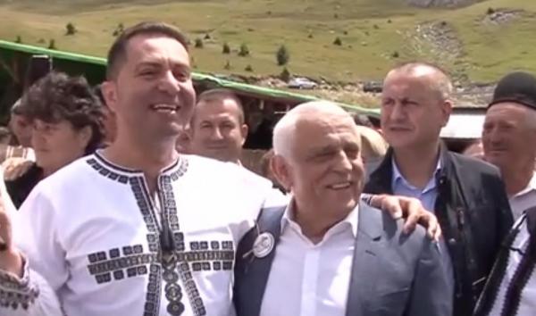 Ministrul Petre Daea a urcat personal la o stână de pe Transalpina ca să felicite o familie de ciobani