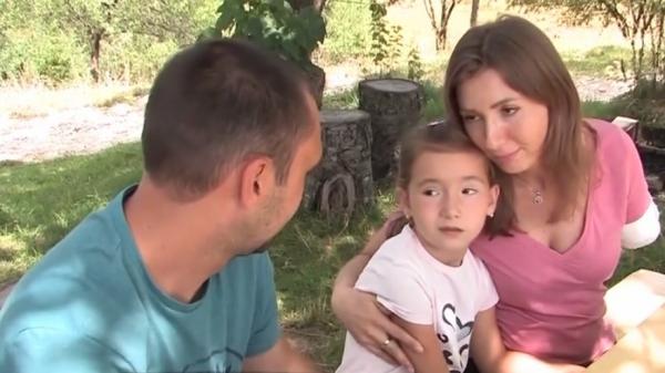 O tânăra însărcinată a rămas fără braţ în urma unui accident cumplit. Karolina are nevoie de o proteză ca să-şi poată ţine copilul în braţe