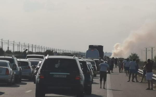 Incendiu pe Autostrada A2, spre București. Focul a pornit de la o mașină și s-a extins la vegetația uscată