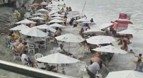 Plajă din Rio de Janeiro măturată de un val uriaș (Video)
