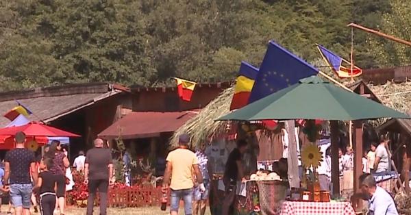 Turiştii s-au distrat autentic româneşte la petrecerea câmpenească de pe Valea Mureșului