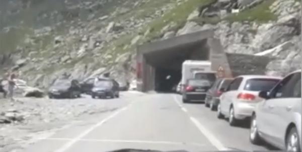 Aglomeraţia pe Transfăgărăşan a blocat salvamontiştii care trebuiau să ajungă la un bărbat rănit, la Bâlea Lac
