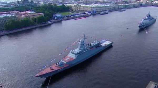 Ziua Marinei din Rusia, sărbătorită printr-o grandioasă paradă navală la care a asistat preşedintele Vladimir Putin