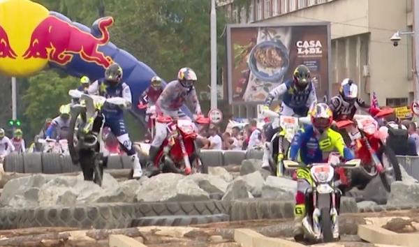 Spectacol pe două roţi în centrul Sibiului. Peste 50 de motociclişti au testat cel mai greu traseu de hard-enduro din lume