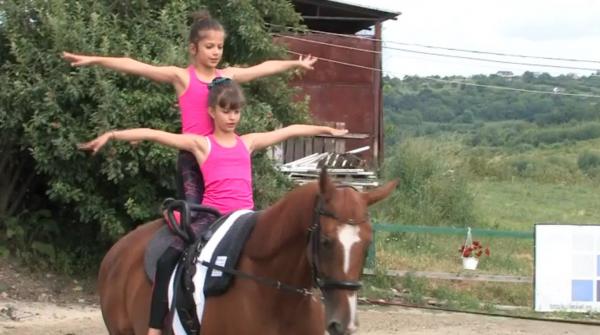 Cinci fetiţe pasionate au demonstrat că pot face performanţă la gimnastica ritmică pe cal