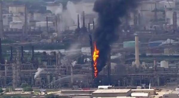 Explozie uriaş şi incendiu devastator la rafinărie Exxon Mobil din Texas