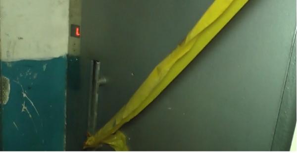 Un tânăr şi un băiat au căzut cu liftul în gol cinci etaje, în Neamț