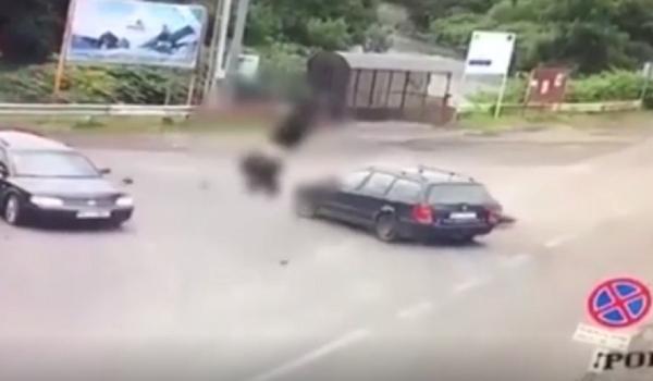 Imagini de groază în Mureş, motociclist spulberat pe şosea, zboară peste maşini (video)