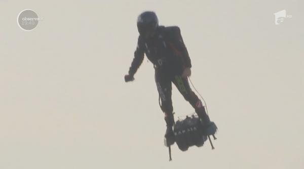 Francezul Zburător a reușit să traverseze Canalul Mânecii pe flyboard