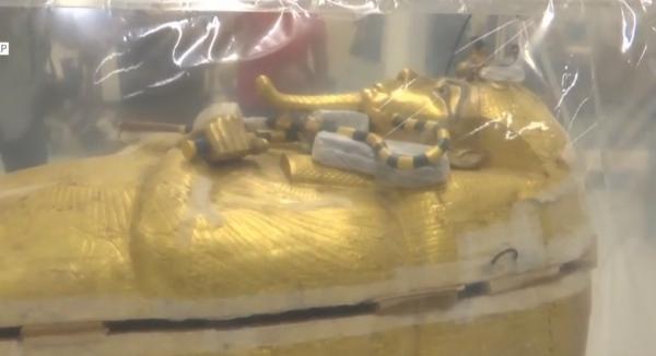 Sarcofagul faraonului Tutankhamon, prezentat publicului înainte de restaurare