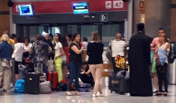 Români blocați 12 ore pe aeroportul din Madrid. Oamenii au dormit pe jos