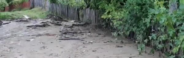 Zeci de persoane din Dâmboviţa, izolate după ce drumul principal s-a surpat