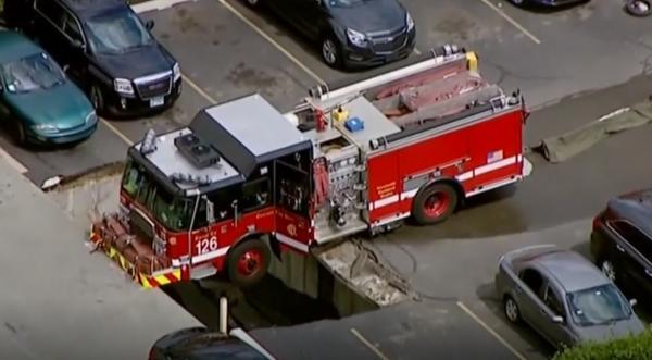 Un uriaş camion-cisternă al pompierilor din Chicago, imobilizat după un accident bizar