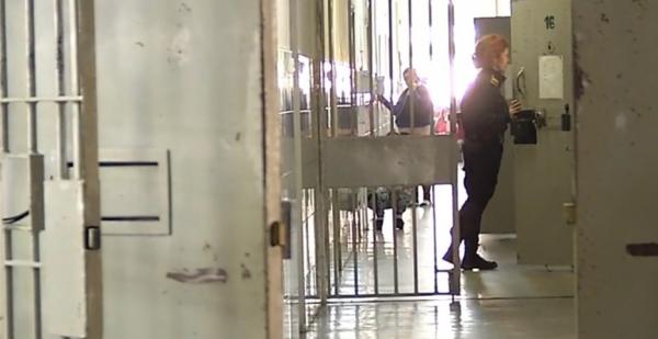 Polițist condamnat pentru trafic de minore, despăgubit după ce a luat râie în arest